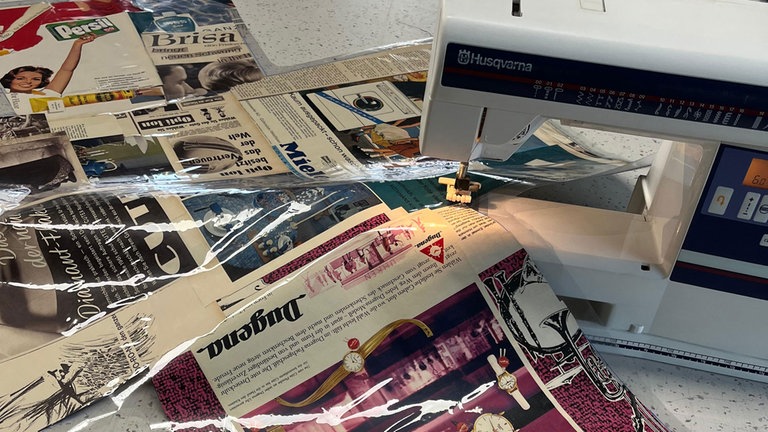 Damit die Tischdeckenfolie eine Fixierung erhält, wird von den gezeichneten Linien aus 5mm nach innen einmal um den ganzen Zuschnitt genäht. Danach wird korrekt entlang der gezeichneten Linien ausgeschnitten.