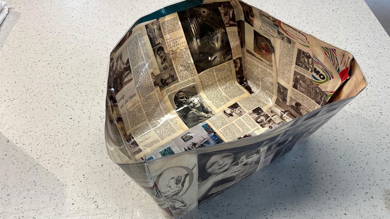 Vorsichtig umdrehen, alle Ecken dabei einzeln einstülpen und keine Angst vor eventuell entstehenden Knittern haben.