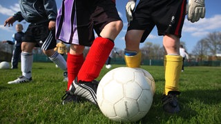Schon die kleinen Sportler stehen oft unter Druck, weil Eltern von der Profi-Karriere träumen. | Überehrgeiz beim Sport: Das sollten Eltern ihren Kindern lieber nicht sagen
