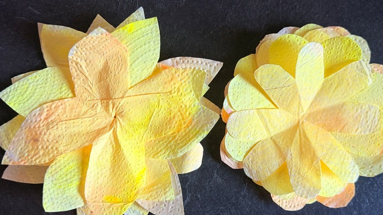 5-7 Papierherzen übereinander kleben.