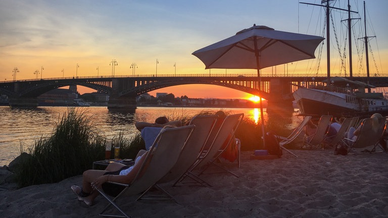 Hier können ihr euch in Rheinland-Pfalz abkühlen: Rheinstrand in Mainz
