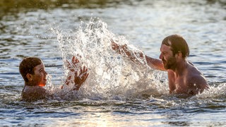 Vater und Sohn toben im Wasser. Wer in Baden-Württemberg bei Hitze im Sommer nach Abkühlung sucht, wird hier fündig: Baggerseen, Flüsse und Freibäder zum Baden und Schwimmen. SWR1 Baden-Württemberg hat für euch die schönsten Badeseen, Strandbäder, Fluss-Badestellen und Baggerseen zusammengestellt - von Karlsruhe, Rhein-Neckar-Kreis, Heidelberg, Mannheim und Heilbronn, Neckar-Odenwald, Hohenlohe bis in den Main-Tauber Kreis - vom Bodensee, Freiburg, Schwarzwald bis Reutlingen, Tübingen, Sigmaringen, Zollernalb, Alb-Donau, Ulm und Ostalb.