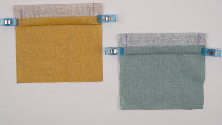 Die oberen Kante der Innentaschen 4 cm  3 cm rechts auf rechts klappen und falzen  bügeln und die Nahtzugabe 1 cm nach oben falzen  bügeln.