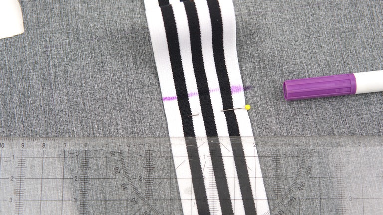 Das Utensil entfernen und das Gummiband der Markierung entsprechend feststecken. Es ist auch hier hilfreich, die horizontale Naht vorab zu markieren.