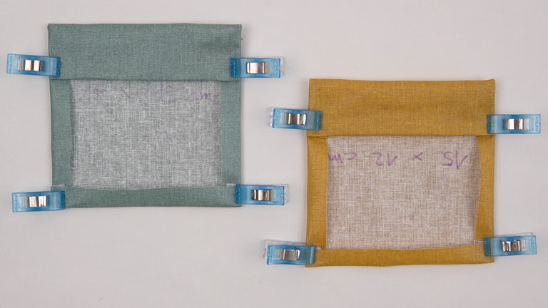 Den oberen Taschenrand auf rechts wenden und die Ecken ausformen. Die Nahtzugaben an allen Kanten 1 cm nach links umbüheln.