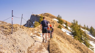 Auch einfache Wandertouren sollten gut vorbereitet werden. Wanderer sollten sich genau über die aktuellen Bedingungen und Veränderungen vor Ort informieren, bevor sie loslaufen. | Klimawandel: Ist Wandern auch auf einfachen Wegen gefährlicher geworden?