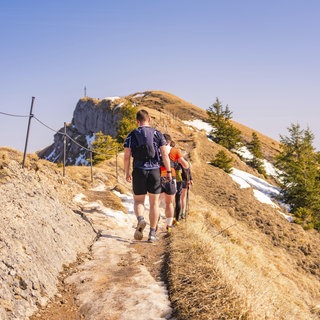 Auch einfache Wandertouren sollten gut vorbereitet werden. Wanderer sollten sich genau über die aktuellen Bedingungen und Veränderungen vor Ort informieren, bevor sie loslaufen. | Klimawandel: Ist Wandern auch auf einfachen Wegen gefährlicher geworden?