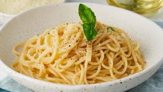 Ein zubereiteter Teller mit dem Pasta-Gericht Cacio e Pepe.