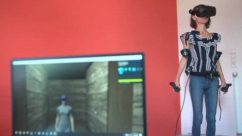 Bei der Essstörung Magersucht ist die Körperwahrnehmung gestört. Mit einer Virtual Reality-Brille können Patient*innen sich mit normalem Gewicht sehen und Schritt für Schritt ihre Angst vor einer Gewichtszunahme bewältigen. Bei Binge-Eating wird die VR-Brille keine Therapie-Option.