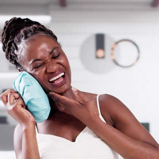 Frau die Zahnschmerzen hat. Beschädigte Zähne bekommen häufig eine Füllung, diese kann auch aus Amalgam bestehen. Doch dieser Werkstoff enthält giftiges Quecksilber.