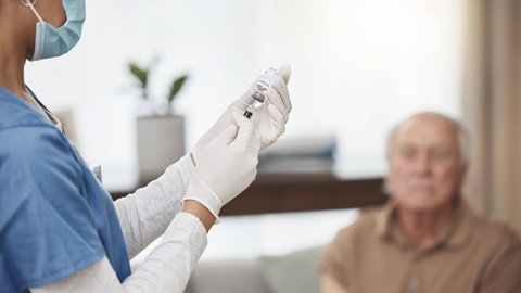 Eine Immunisierung durch Impfung hilft dabei, dass Infektionen sich weniger verbreiten. Es müssen weniger Antibiotika gegen Keime eingesetzt werden. Das Risiko für eine Antibiotikaresistenz sinkt. 