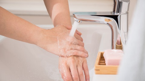 Eine Person wäscht sich gründlich die Hände. Wissenschaft und Forschung betonten bereits während der Pandemie häufig, wie wichtig Händewaschen für den Infektionsschutz ist.