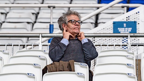 Stadtmenschen hören tiefe Töne eher schlechter als andere Menschen. Frauen hingegen hören im Schnitt besser.