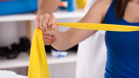 Patientin beim Training mit einem Theraband. Die Studie aus Heidelberg zeigt: Körperliches Training kann tatsächlich einen Effekt auf die Tumorbekämpfung während der Chemotherapie haben.