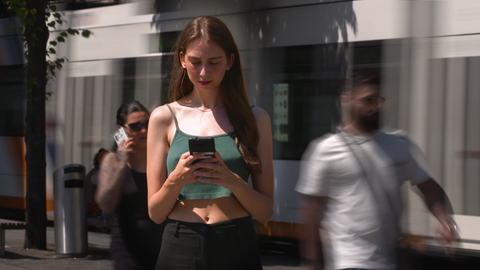 Katharina Koch hat die KI-App vom ZI für Seelische Gesundheit getestet. Es ist wahrscheinlich, dass KI und Chatbots in der Psychotherapie zunehmend eine Rolle spielen werden. 
