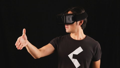 Den Kontakt zu echten Menschen ließe sich mit virtueller Realität nicht simulieren, so die Kritik zur Behandlung von Lampenfieber mit VR-Brillen.
