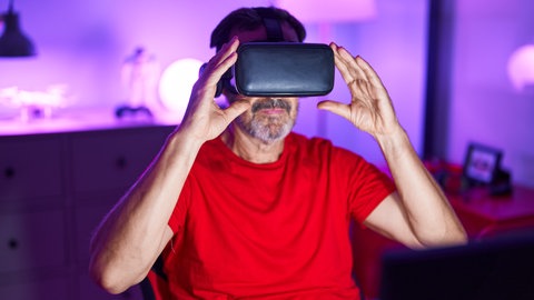 VR-Brille an und schon stehen Sie vor 10.000 Menschen und sollen reden. So soll mit virtueller Realität Lampenfieber überwunden werden.