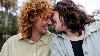 Junge Frauen küssen sich. Jugendliche haben immer später erste sexuelle Erfahrungen und Sex. Das zeigt eine Meta-Studie aus Spanien.