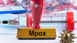Stempel mit Aufschrift "Mpox" - Eine gefährliche Variante des Virus verbreitet sich aktuell in Zentralafrika. Wird die WHO einen internationalen Notstand ausrufen?