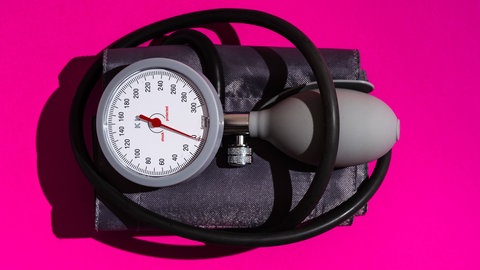 Bluthochdruck ist ein gesundheitliches Risiko für Jung und Alt. Jeder sollte daher regelmäßig Blutdruck messen.
