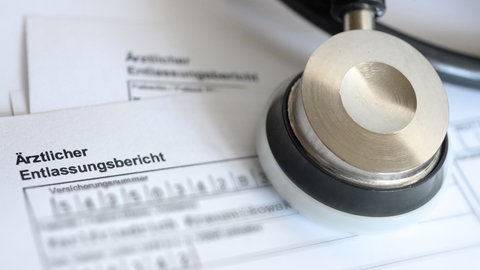 Ein Entlassungsbescheid aus dem Krankenhaus. Arztbriefe wie diese könnten in der Zukunft durch KI geschrieben werden. Künstliche Intelligenz wird hierfür bereits in Heidelberg getestet.