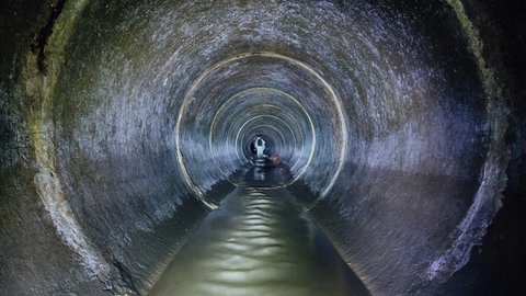 Tunnel in der Kanalisation, Forschende aus Stuttgart entnehmen regelmäßig Abwasserproben, um den Cannabis-Konsum zu bestimmen