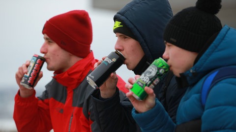 Koffein ist derjenige Neuro-Enhancer, den die Befragten in der Studie am häufigsten nannten, um ihre Leistungsfähigkeit zu steigern. Die Untersuchung ist die bislang größte zum Thema Doping fürs Gehirn.  Jugendliche mit Energydrinks