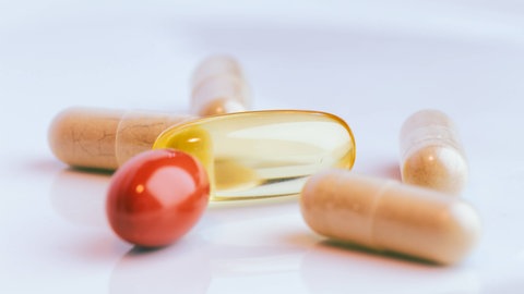 Medikamente zur Steigerung der Gehirnleistung sind gesellschaftsfähig geworden. Rund 40 Prozent der Befragten schlossen für die Zukunft nicht aus, solche Mittel zum Doping fürs Gehirns zu benutzen. 70 Prozent der Menschen in Deutschland nehmen bereits irgendein Mittel, um ihre geistige Leistung oder Wachheit zu steigern. 