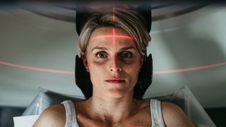 Frau im MRT. Eine KI soll Körperscans analysieren und so das Sterberisiko vorhersagen - das ist zwei Radiologen von der Uniklinik Freiburg gelungen.