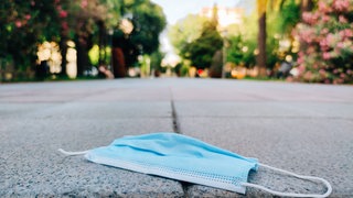 Symbolbild Maske liegt auf dem Boden, tags: Kommentar, Corona-Zeit, Aufarbeitung