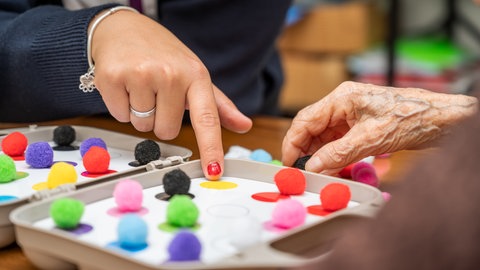 Oft wird Alzheimer erst festgestellt, wenn die Symptome bereits fortgeschritten sind und Betroffene einfache Aufgaben nicht mehr lösen können.