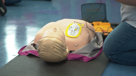 An einer Puppe wird auch der Umgang mit dem Defibrillator gelehrt.