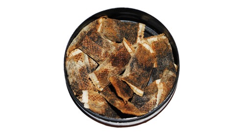 Kleine Tabakbeutel, sogenannte Snus, erfreuen sich in Ländern wie Schweden großer Beliebtheit. Mediziner warnen allerdings auch vor den Gefahren.