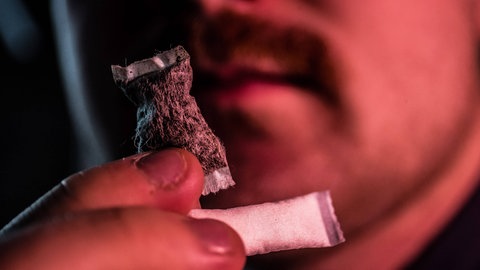 Der regelmäßige Konsum von Snus birgt ein hohes Suchpotential. Wer damit aufhören will, muss oft starke Entzugserscheinungen aushalten.