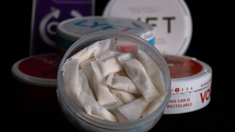 Snus werden in Ländern wie Schweden in den verschiedensten Formen und Geschmacksrichtungen verkauft. Sie sind zwar in der  Regel unschädlicher als Rauchen, haben aber durchaus auch Nebenwirkungen.