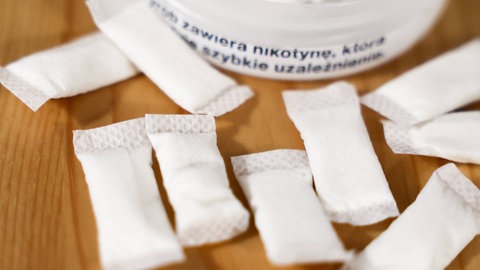 Weiße Snus enthalten keinen Tabak und dürfen in Schweden an Erwachsene frei verkauft werden. Doch auch diese kleinen Beutel enthalten Nikotin und haben durchaus Nebenwirkungen.