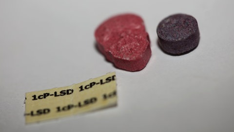 LSD und MDMA. Neue synthetische Drogen oder Forschungschemikalien.