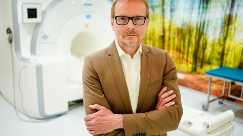 Gerhard Gründer vom Zentralinstitut für Seelische Gesundheit (ZI) in Mannheim untersuchtet, ob sich Ketamin als Tablette und der Wirkstoff Psilocybin zur Behandlung von Menschen eignet, die behandlungsresistente Depressionen leiden.