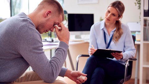 Depression: Was hilft gegen behandlungsresistente Formen? Nicht immer ist eine Depression mit einer Psychotherapie behandelbar. Ein Hirnschrittmacher könnte manchen Betroffenen helfen. Aber die Operation hat deshalb ein schlechtes Image.  Psychotherapie-Sitzung