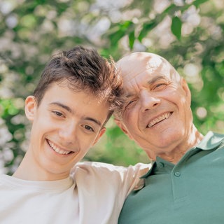 Enkel mit dunklem Haar, Opa mit Glatze: Wenn jungen Männern schon relativ früh die Haare ausfallen und man sich fragt, woher sie das haben, lohnt es sich, einen Blick auf den Vater der Mutter zu werfen, bei dem das möglicherweise auch schon so war.