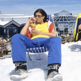 Zwei Frauen und ein Mann relaxen beim Sonnenbad vor einer Bergstation: Menschen mit mittelheller Haut üssten im Februar mindestens eine Dreiviertelstunde in die pralle Mittagssonne gehen, um zumindest einen Teil ihres Tagesbedarfs an Vitamin D zu decken. Das gilt aber nur auf 500 Metern Höhe und wenn Gesicht, Arme und Hände unbedeckt sind – kein Programm für Frostbeulen.