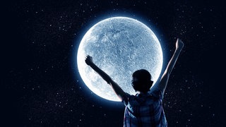 Viele Menschen sagen, dass sie bei Vollmond schlecht schlafen. Wissenschaftliche Gründe gibt es dafür nicht.