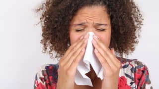 Dass wir beim Niesen die Augen schließen, ist ein Reflex. Wahrscheinlich soll er davor schützen, dass Krankheitserreger in die Augen gelangen.