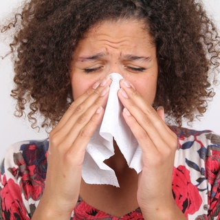 Dass wir beim Niesen die Augen schließen, ist ein Reflex. Wahrscheinlich soll er davor schützen, dass Krankheitserreger in die Augen gelangen.