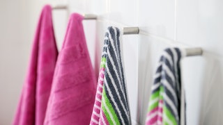 4 Handtücher an 4 Haken: Handtücher sollte man alle zwei bis drei Tage wechseln, bei Hautkrankheiten auch öfter