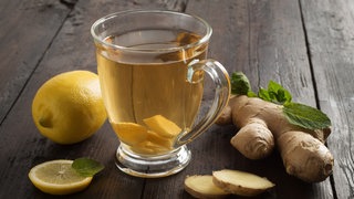 Ingwertee aus frischen Knollen: Ingwer hat eine sehr gute Wirksamkeit und wirkt sich sehr positiv auf die Verdauung aus. Es kann die Chemotherapie-Behandlung unterstützen und die Übelkeit lindern, die als Nebenwirkung auftritt.