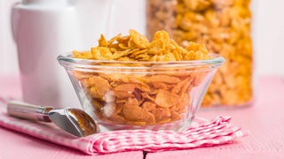 Cornflakes enthalten nichta allzu viele Nährstoffe, aber doch mehr als Pappe