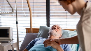 Krankenhauskeime sind im Privatbereich meist kein Problem. Sie sind ein Problem des Krankenhauses. Nach einem Klinikaufenthalt sollten sie ihre Wäsche mit 60 °C ohne Vorwaschgang waschen und ein Vollwaschmittel verwenden.