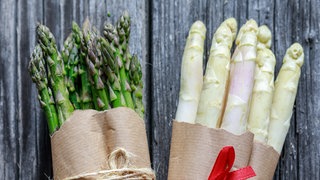 Grüner und weißer Spargel