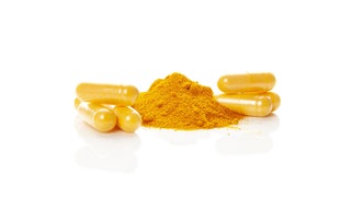 Ob Nahrungsergänzungsmittel wie Kurkuma bei Arthrose helfen, ist nicht gesichert. Die Studienlage ist sehr heterogen und nicht wirklich schlüssig. Teilweise widersprechen sich die Studien zum Thema Nahrungsergänzungsmittel und Arthrose sogar. 